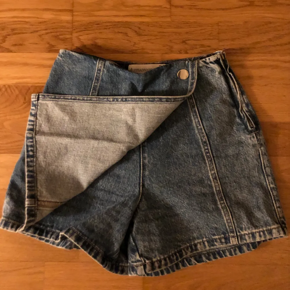 Shorts som ser ut som en kjol från stradivarius🩷Storlek 32 och säljer pga att de är för små, har använts ett fåtal gånger🩷 Står inte för frakten . Kjolar.