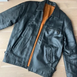 Skinnjacka vintage - Skinnjacka i M herrstotlek. Säljer pga att den är för stor för mig (jag är xs). Bra skick och äkta läder.