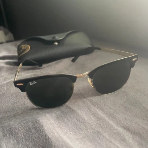 Ray-ban solglasögon herr - Snygga Ray-ban-clubmaster Classic men färg svart och guld detaljer. Nästan oanvända skick 9/10. Köpta på synsam, nypris 1 120kr allt og medföljer.