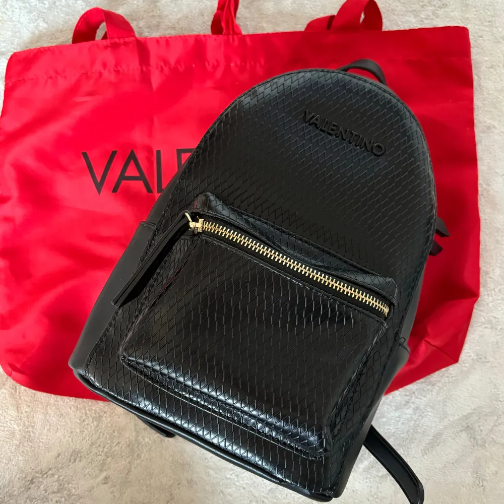 Valentino ryggsäck köpt 2022, använd en gång. Nyskick.   Kvitto finns.. Väskor.