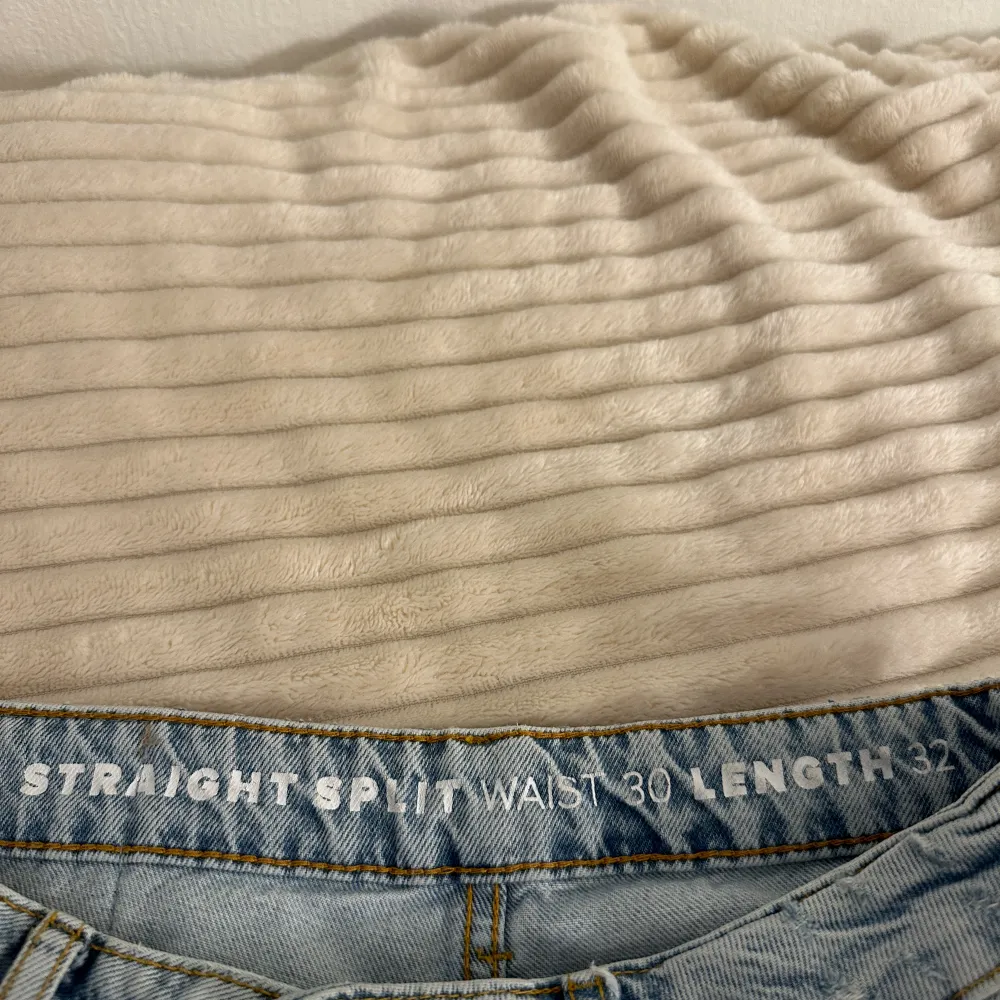 Ljusblåa jeans från Bikbok, storlek W30 L32. Jättefin färg som är fin på sommaren! Långa i benen och har en split längst ned (därav namnet på byxan). Knappt använda och inga defekter🩵. Jeans & Byxor.