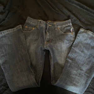  Coola jeans  -  Jättefina bootcut fit jeans väldigt bra skick passa till allt  