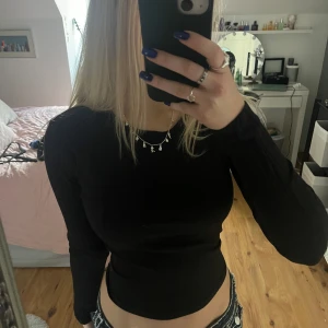 Tröja med rosett  - Jättesöt långärmad topp med rosett i ryggen. Är i jättefint skick utan defekter. Säljer då den ej kommer till användning. Är i storlek M men passar S.