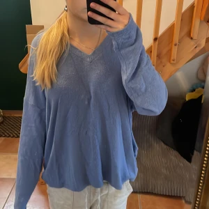 Stickad tröja - Gulligt stickad tröja som tycärr ej kommer till användning. Den är i nyskick, endast testad men är osäker på var den är ifrån.