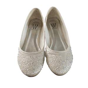 Ballerina skor med diamant detaljer. Små jord/smuts fläckar förekommer, man kan säkert tvätta bort dem. Därav billigare pris