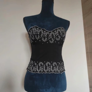 Korsett  - Säljer denna jätte snygga vintage korsett topp. Korsetten passar S och är i ett bra skick❤️