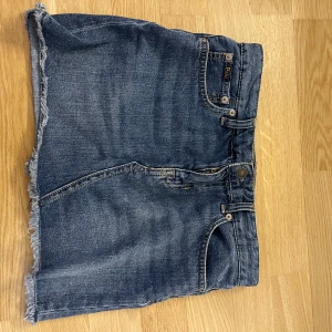 Polo Ralph Lauren jeanskjol - Jeanskjol från Polo ralph lauren men det står ingen storlek. Passar inte mig men skulle säga att den passar en XS. Nypris ungefär 1000 kr Tryck gärna på köp nu!