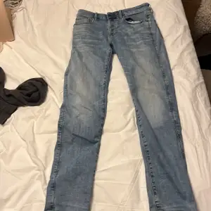 Säljer dessa feta G star jeans då de inte kommer till användning. Pris kan diskuteras vid snabb affär.