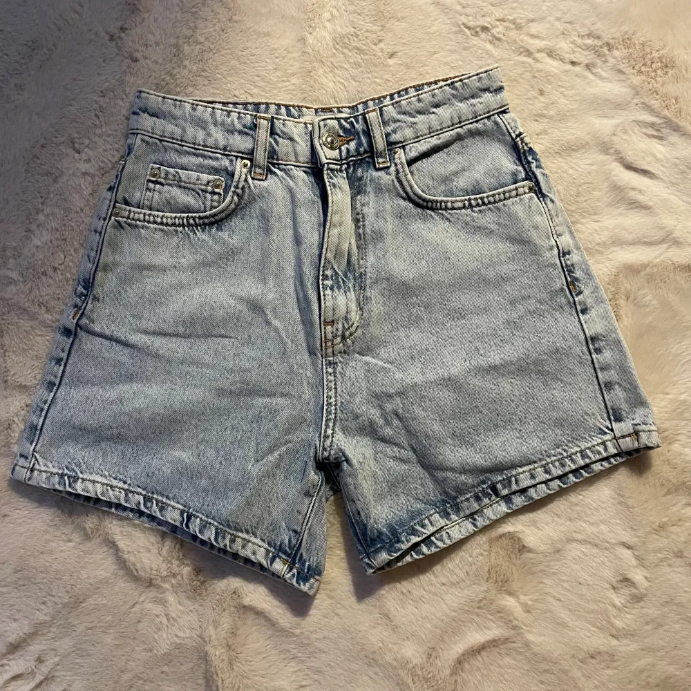 Jeansshorts från Gina tricot i storlek 34. Säljer då de är för små. Använda fåtal gånger, därav i fint skick.  Kontakta vid intresse eller funderingar!❤️. Shorts.