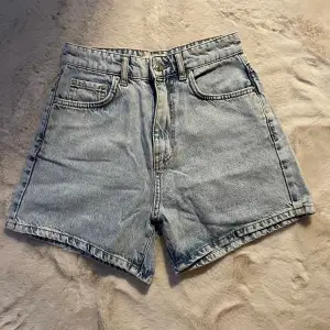 Jeansshorts från Gina tricot i storlek 34. Säljer då de är för små. Använda fåtal gånger, därav i fint skick.  Kontakta vid intresse eller funderingar!❤️