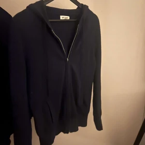 Soft Goat Hoodie  - Tjena!  Säljer denna extremt fina cashmir soft goat hoodien. Den är i storlek M men passar S lika bra. Skriv gärna vid fler frågor!