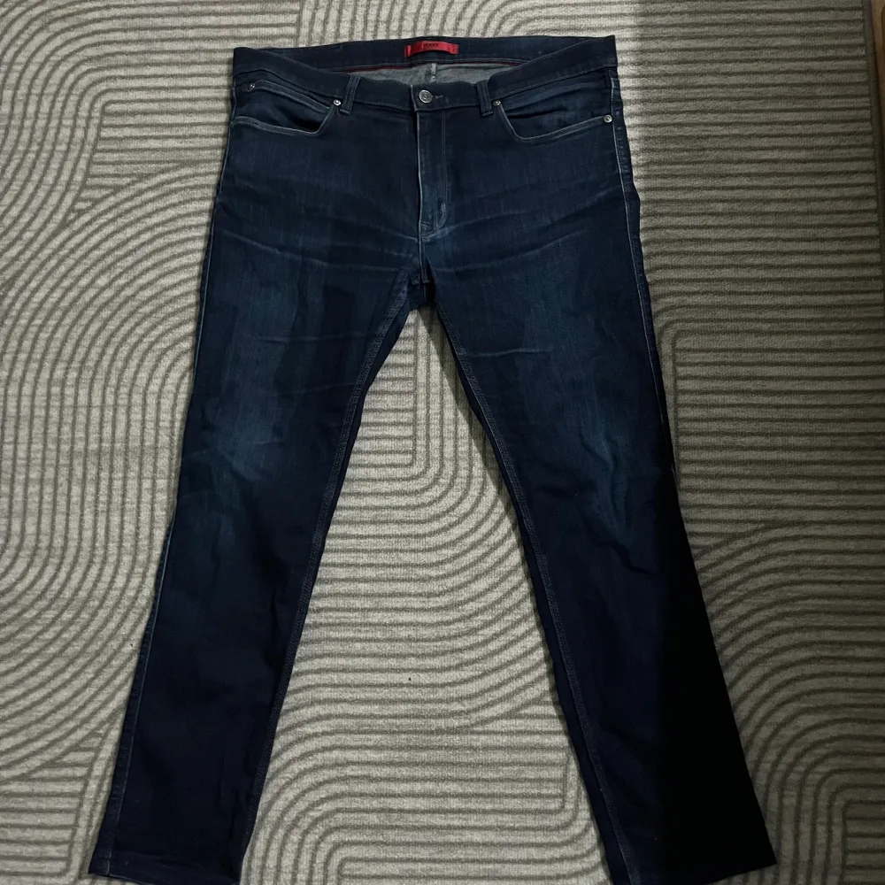 Säljer ett par Hugo boss jeans som ser bra ut, passar till bra stil. 36/34. Jeans & Byxor.