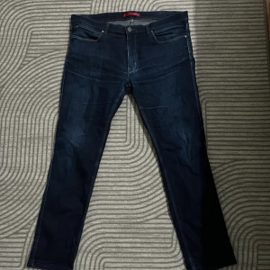 Hugo boss jeans - Säljer ett par Hugo boss jeans som ser bra ut, passar till bra stil. 36/34