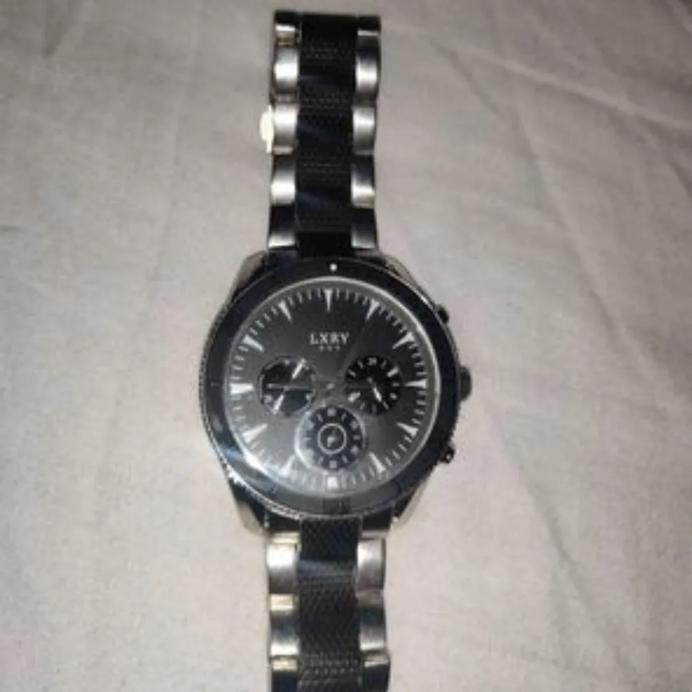 Tjena. Säljer nu en fin silver klocka. Den är topp skick och väldigt fin och skön. Passar de flesta. 200kr.. Accessoarer.
