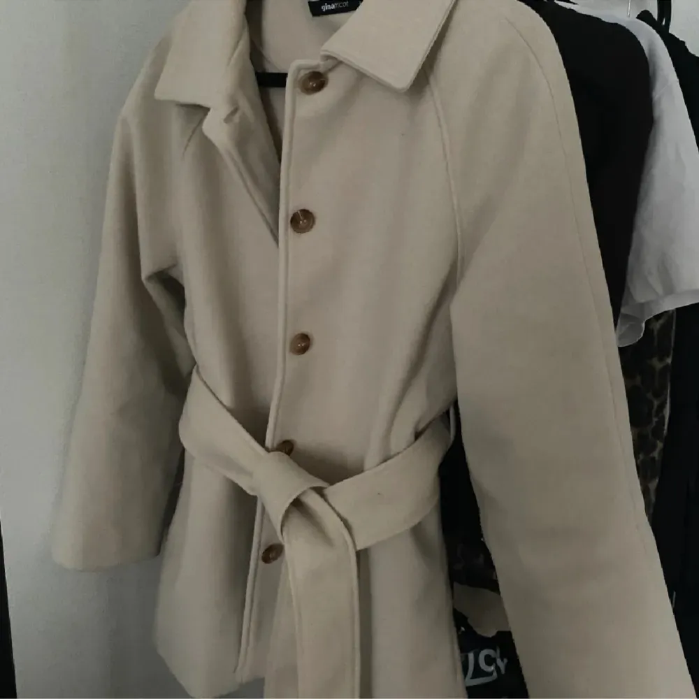 Beige kappa från Gina tricot ”Irma short coat” i storlek S. Finns i Gävle men kan skickas. Jackor.