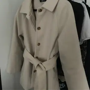 Beige kappa från Gina tricot ”Irma short coat” i storlek S. Finns i Gävle men kan skickas