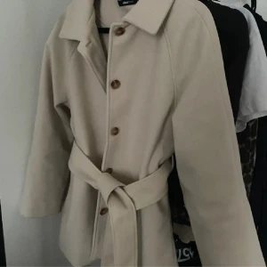 Beige kappa - Beige kappa från Gina tricot ”Irma short coat” i storlek S. Finns i Gävle men kan skickas