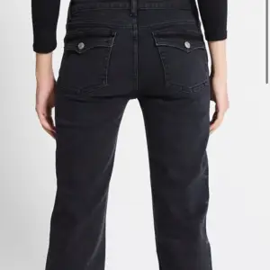 Säljer dessa snygga jeans  Strl M men passar S🤍 300