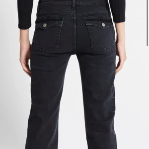 Jeans  - Säljer dessa snygga jeans  Strl M men passar S🤍 300