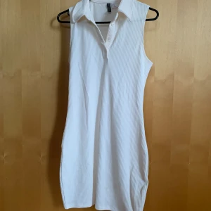 Söt sommar klänning - Söt vit sommarklänning med krage och knappar. 