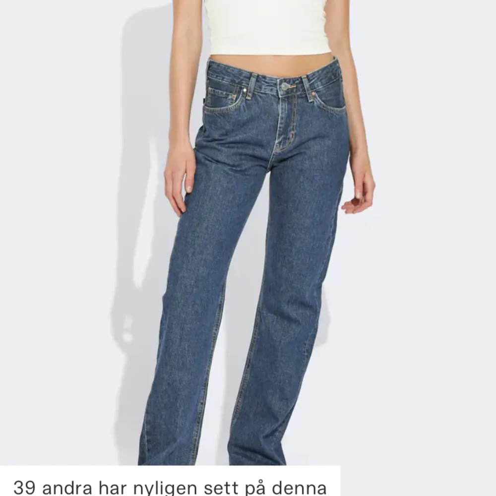Low waist bikbok jeans. Endast använda ett fåtal gånger💕 de är straight i modellen.. Jeans & Byxor.