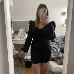 Svart klänning  - Jättefin svart tajt klänning från Nelly, strl 34, använd 1 gång, katthushåll, nypris 60€