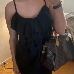 Svart volang linne - Super fint svart linne med ”volanger”❣️❣️❣️