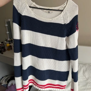 Sommrig stickad tröja - Jättesöt sommrig stickad tröja från Hampton Republic i storlek 36/38.