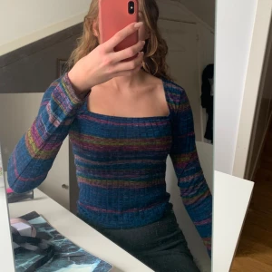 Långärmad Topp från bikbok - En fin och cool top från bikbok i utmärkt skick. Endast använd ett fåtal gånger. Både somrig och höstig! 💕😍💐
