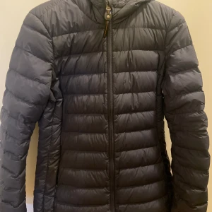 Parajumper jacka dam - Parajumper jacka i marinblå i storlek medium. Jackan är i väldigt bra skick och säljs då den inte kommer till användning. Jag säljer den för 4000kr (Nypris 5600kr). Vid snabb affär kan pris diskuteras och om fler bilder önskas är det bara att skriva!