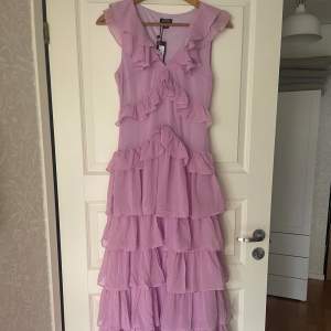 Balklänning/långklänning i rosa, storlek 38, från Boohoo. Nyskick med prislappen fortfarande på.
