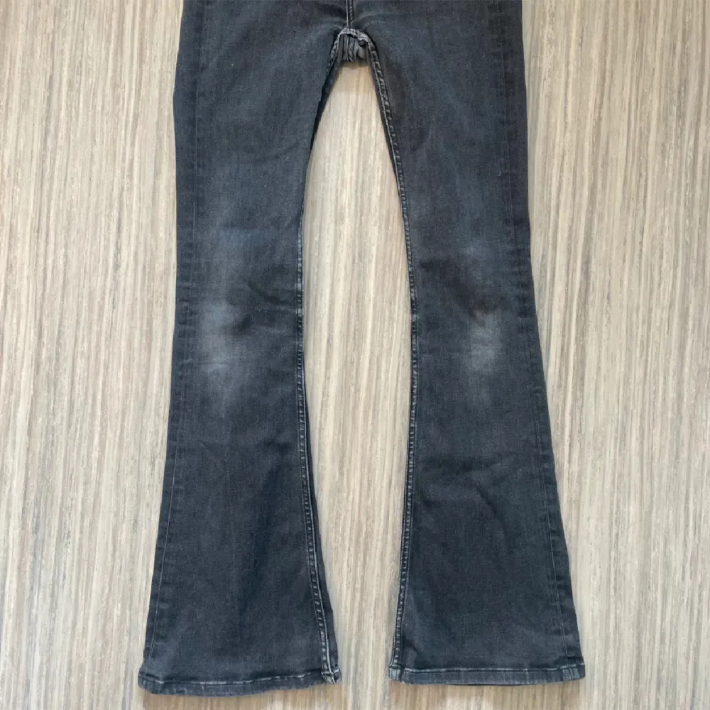 säljer dessa bootcut jeans (snake flare) från  Lager 157 i den långa modellen. jag är ca 175cm. I strl M. I använt skick men ändå i gott skick. säljer även samma modell i ljusblå (L) och blå (L). Jeans & Byxor.