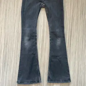 säljer dessa bootcut jeans (snake flare) från  Lager 157 i den långa modellen. jag är ca 175cm. I strl M. I använt skick men ändå i gott skick. 