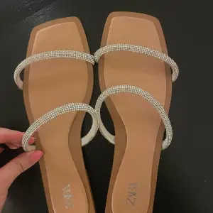 Sandaler från Zara som är oanvända, är stl 41 men skulle säga att dem passar en med stl 40 bättre