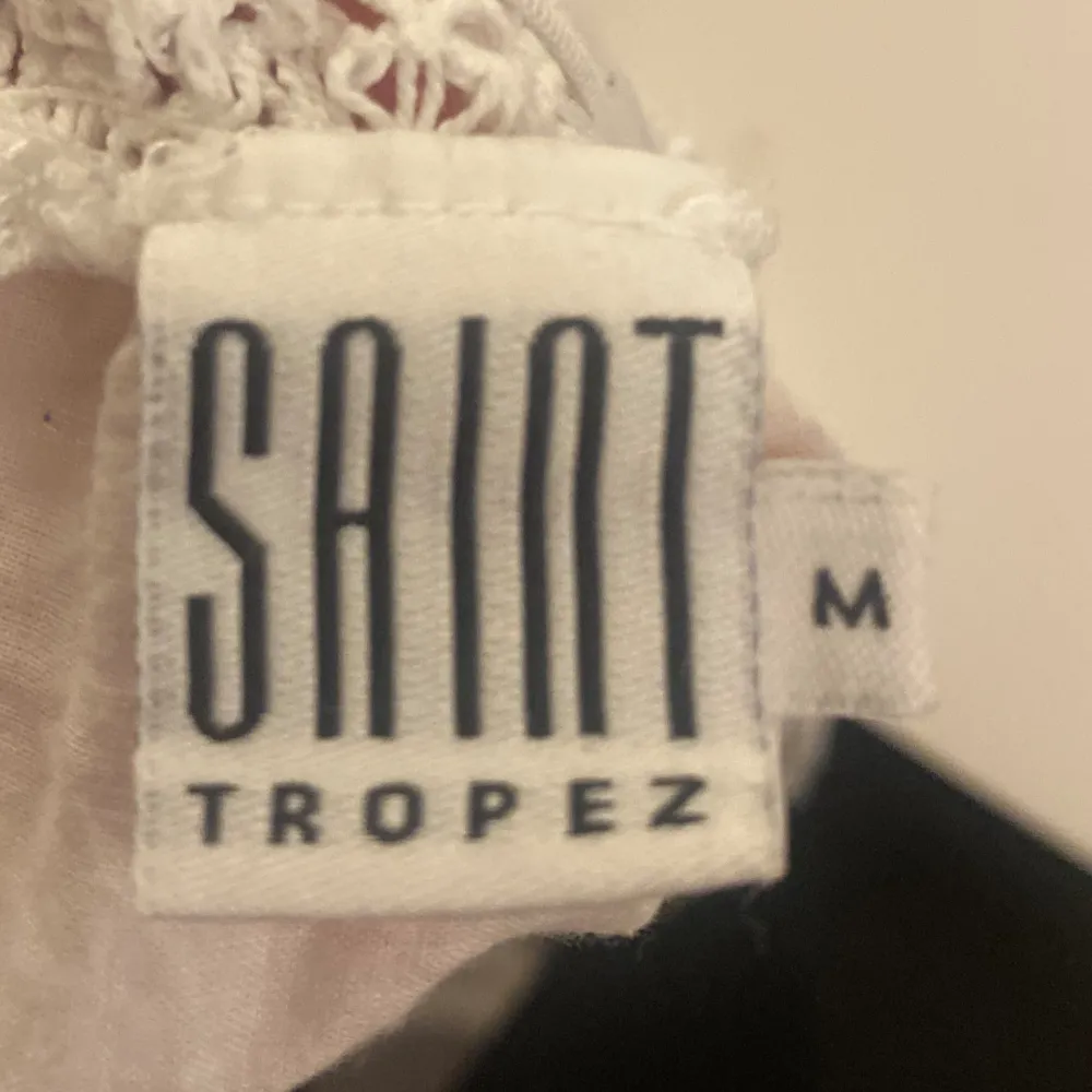 Säljer denna blusen från saint tropez då den tyvärr inte kommer till användning. Bra skick, inga defekter.. Blusar.