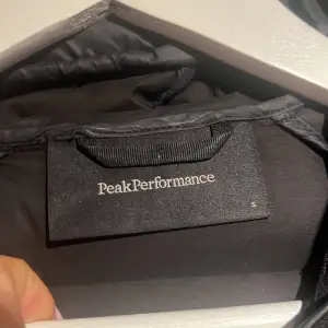 PeakPerformance jacka med inga slitage eller defekter, ny pris 5000kr & tror att dom har slutat sälja dem. Kan diskutera priset. Skulle passa xs,s,m