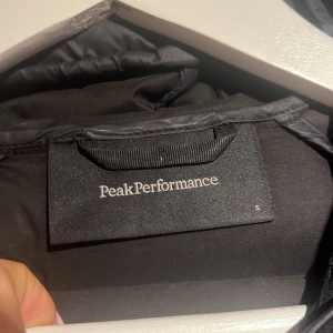PeakPerformance jacka  - PeakPerformance jacka med inga slitage eller defekter, ny pris 5000kr & tror att dom har slutat sälja dem. Kan diskutera priset. Skulle passa xs,s,m