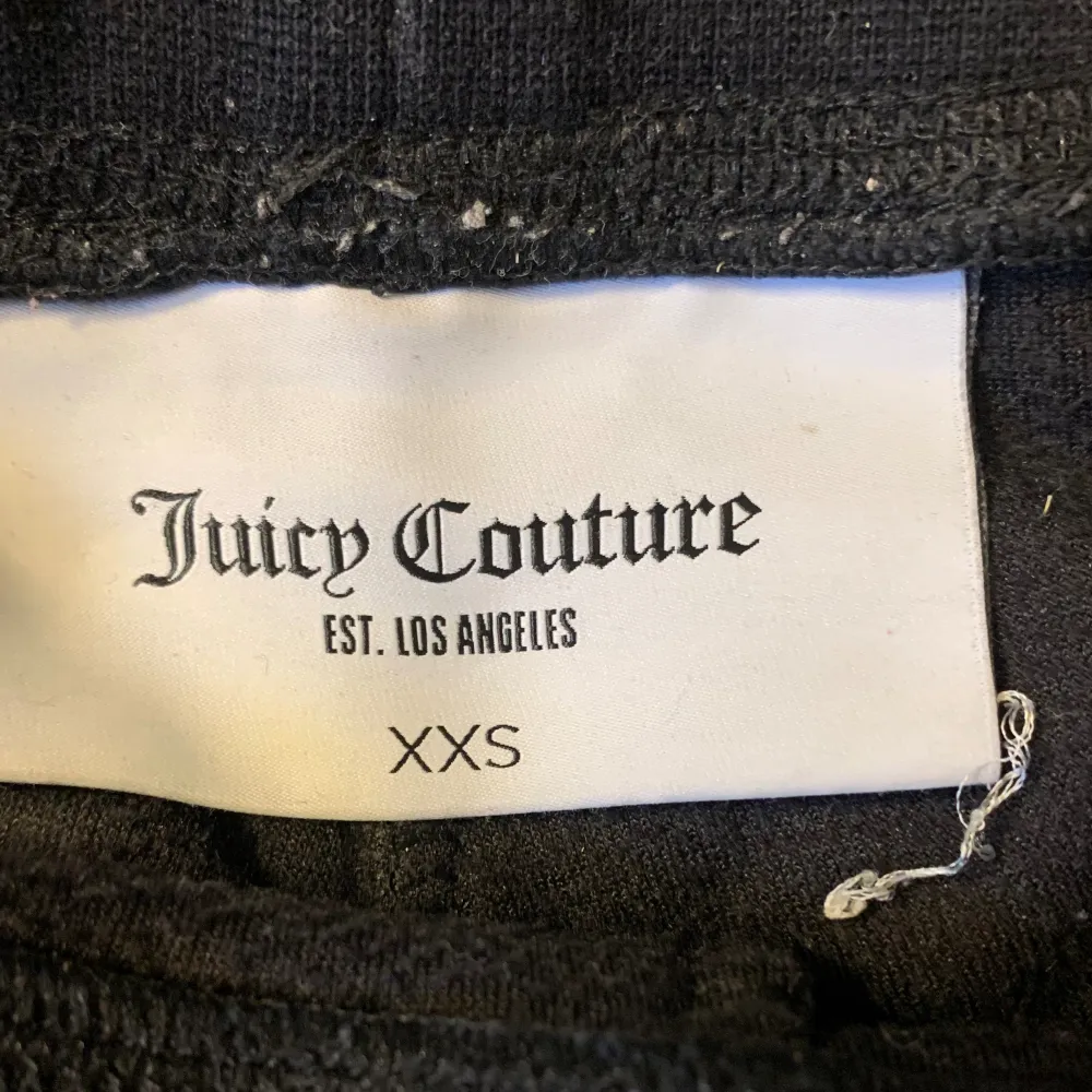 Säljer mina svarta jucy couture byxor då dom inte kommer till användning. Byxorna är i fint skick då dom knappt använts. Ena metall biten på snörena saknas, där av priset. hör av dig för  mer information. Priset kan diskuteras❤️💞. Jeans & Byxor.