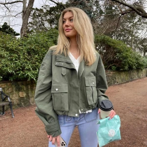 Vårjacka - Säljer denna super fina gröna jacka perfekt till våren och sena sommarkvällar🌸 Använd en gång men prislappen är kvar, kom privat för fler bilder🥰 OBS, inte mina bilder