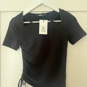 Supersnygg tröja från bikbok i storlek xs💗 oanvänd med prislapp, säljer då den inte kommer till användning. Pris kan alltid diskuteras!!