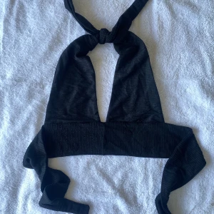 Sommar topp - Snygg sommar topp, aldrig använd. Du justerar själv storlek i nacken och i ryggen. Det är alltså öppen rygga  XS-L