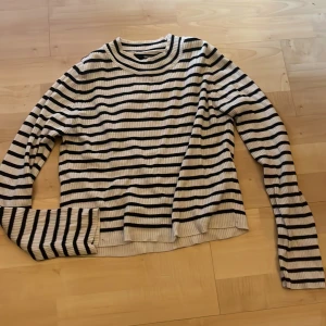 Tröja, randig - Bra skick, tröja från BikBok  frakt ingår ej 