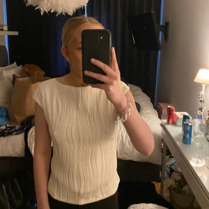 Vit topp med öppen rygg  - Fin skön topp