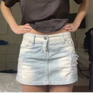 Jeanskjol - Jättefin jeanskjol jag köpt på plick som jag säljer då den tyvärr inte passade mig. 💞(bilderna är från förra ägaren) köp direkt för 350kr