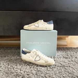 Philippe Model skor - Tja! Säljer nu mina Feta och trendiga Philippe model skor för 3199. Storlek 41 men passar också 42 Skick 8/10 lite slitna men inga skador. Hör av dig vid minst fråga eller funderingar 📩