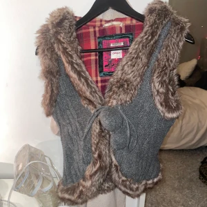 Jättesnygg väst ifrån Only❤️‍🔥 - Jättesnygg vintage väst ifrån only, säljer pga att jag inte använder den längre!Storlek M men passar S lika bra! bra skick🌸💞 