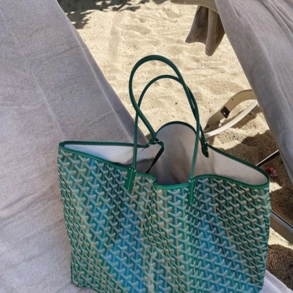 Helt ny Goyard väska i blå, grön och rosa färg. Väskor.