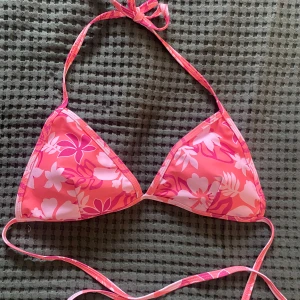 Bikini - Säljer denna bikinitopp pga att den är för liten på mig. Aldrig använd och vadderingen är uttagbar💖 Storlek M, säljer för 40kr+ frakt