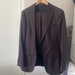 Hugo Boss kostym - Säljer min sons fina kostym som har använts ett par gånger då han tömmer sin garderob för att fylla på pånytt.