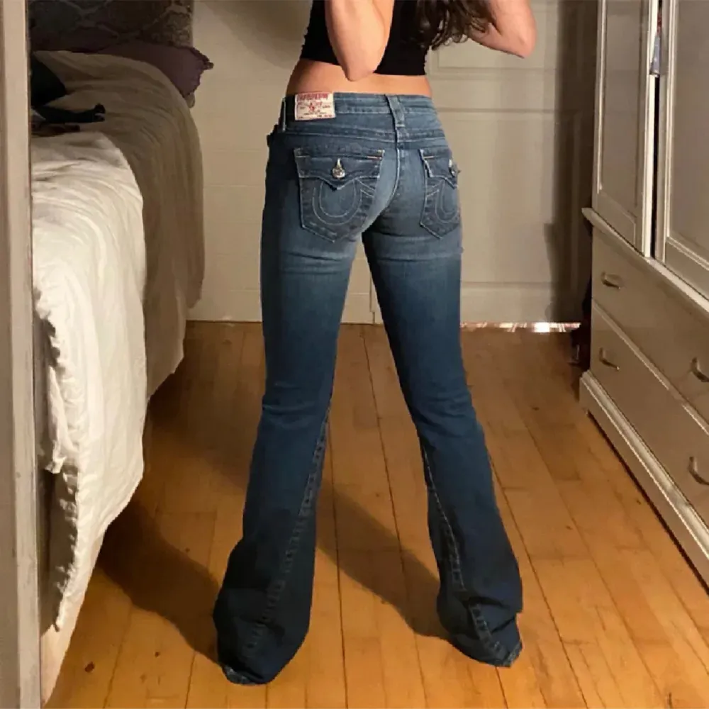 Säljer mina supersnygga lågmidjade bootcut true religion jeans i modellen joey. Storlek 28, sitter även bra på storlek 27. Midjemåttet är 38cm tvärsöver (ca 76 cm runt hela) Innebenslängden är 77cm. Hör av er om ni undrar något mer. . Jeans & Byxor.